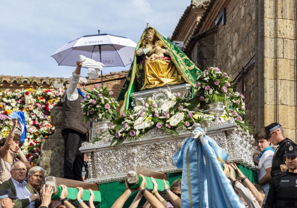 Un momento de la procesión de la Virgen del Puerto.