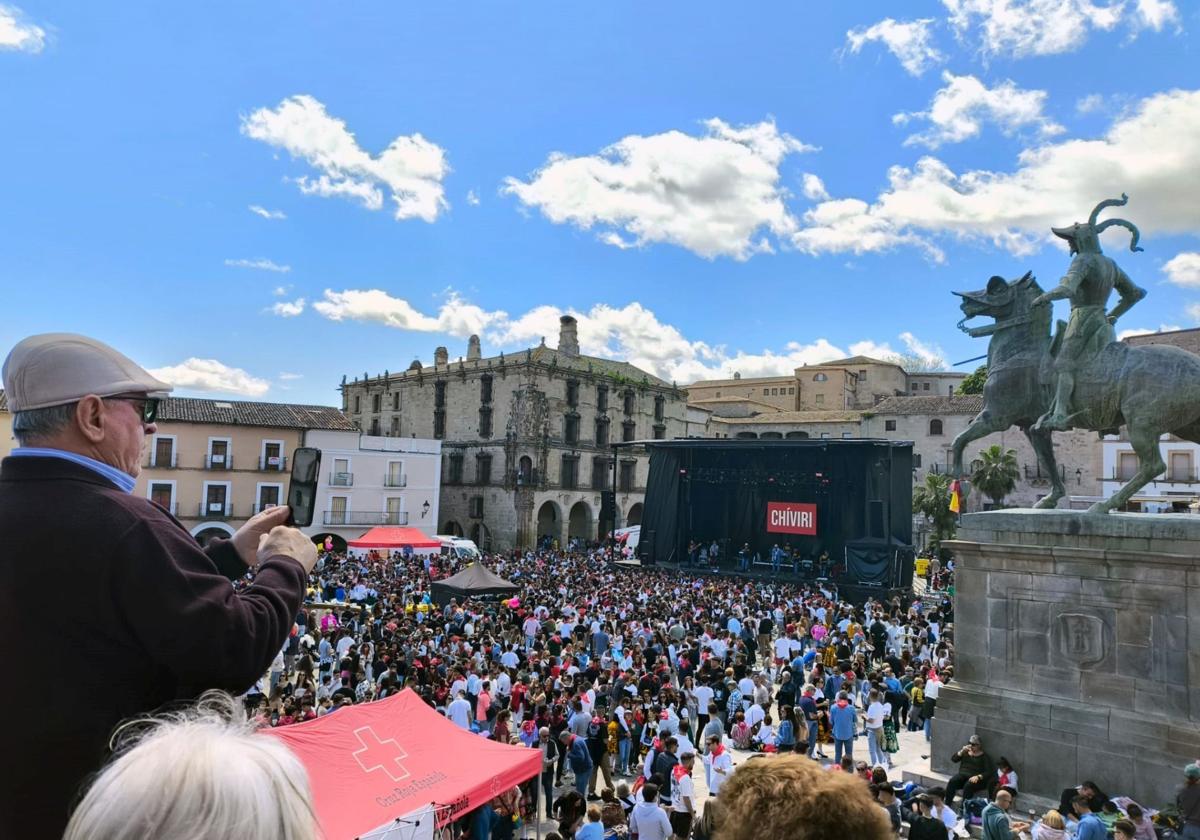 La plaza Mayor acogió a miles de personas un año más para conmemorar el Chíviri.