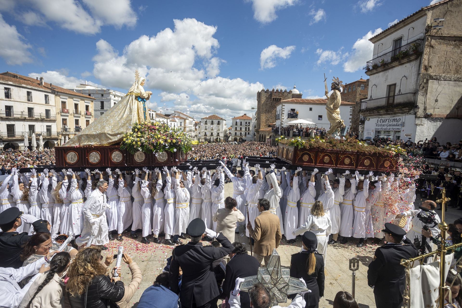 Fotos | Así ha puesto Cáceres el broche final a la Semana Santa