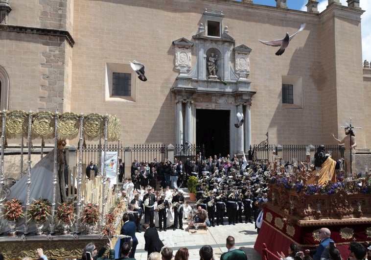 La nueva imagen del Resucitado brilla en la carrera oficial de Badajoz