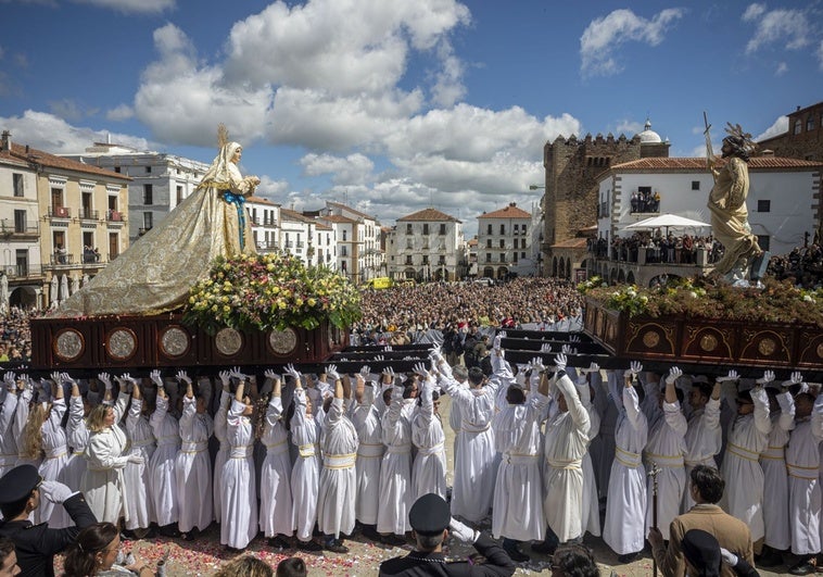 El Encuentro se celebra en Cáceres con García-Page entre el público y sin El Redoble