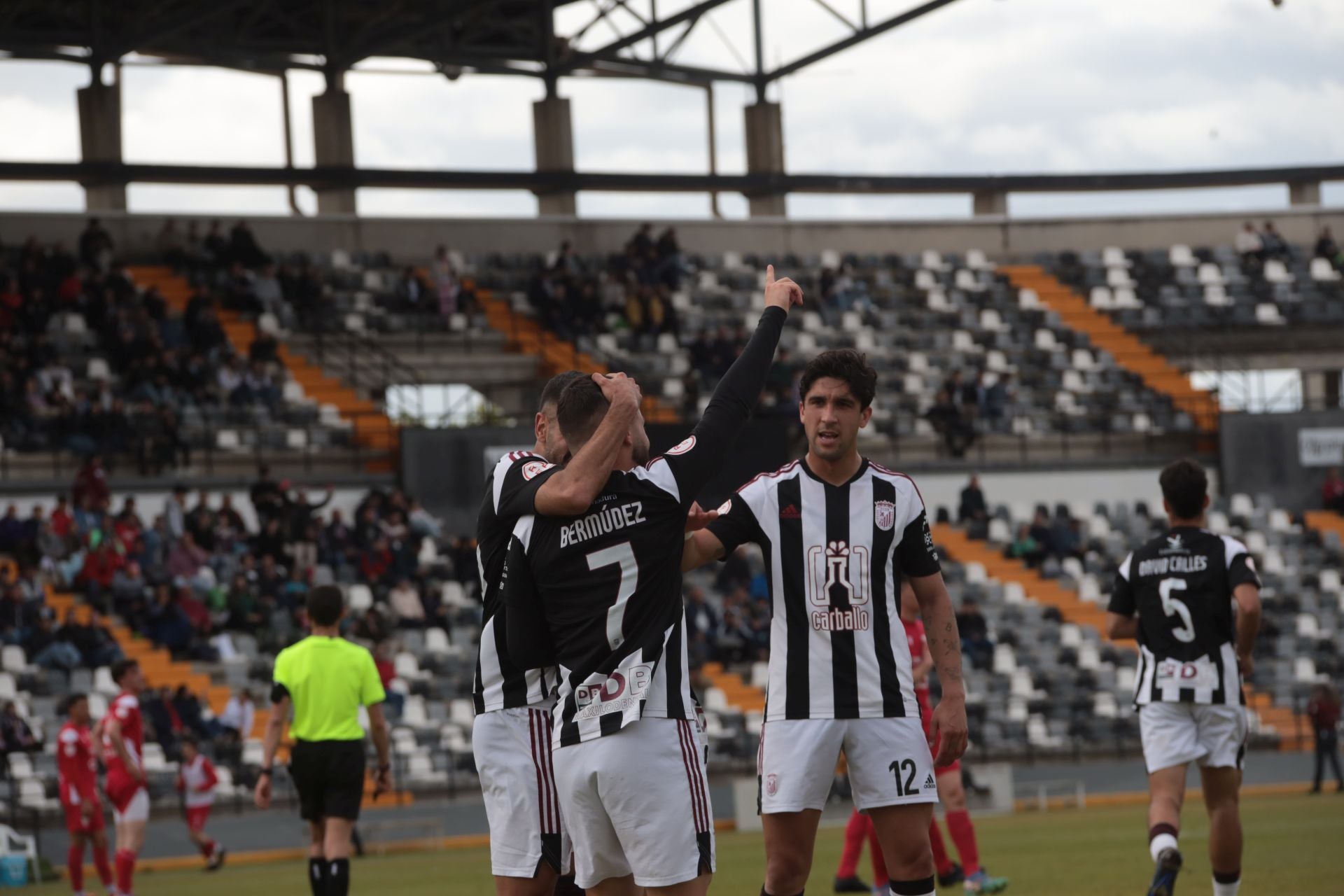 El partido entre el Badajoz y el Santa Amalia, en imágenes