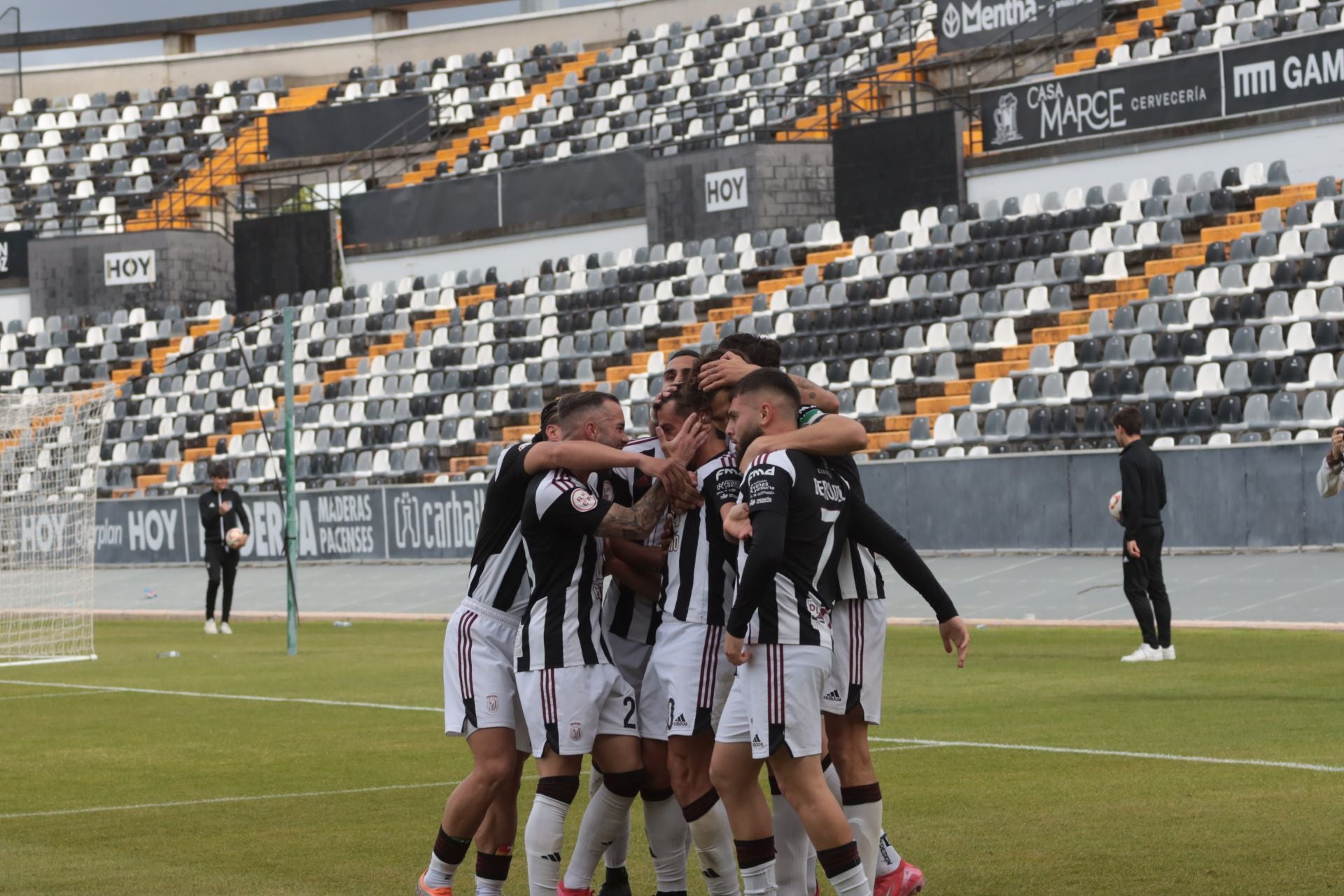 El partido entre el Badajoz y el Santa Amalia, en imágenes