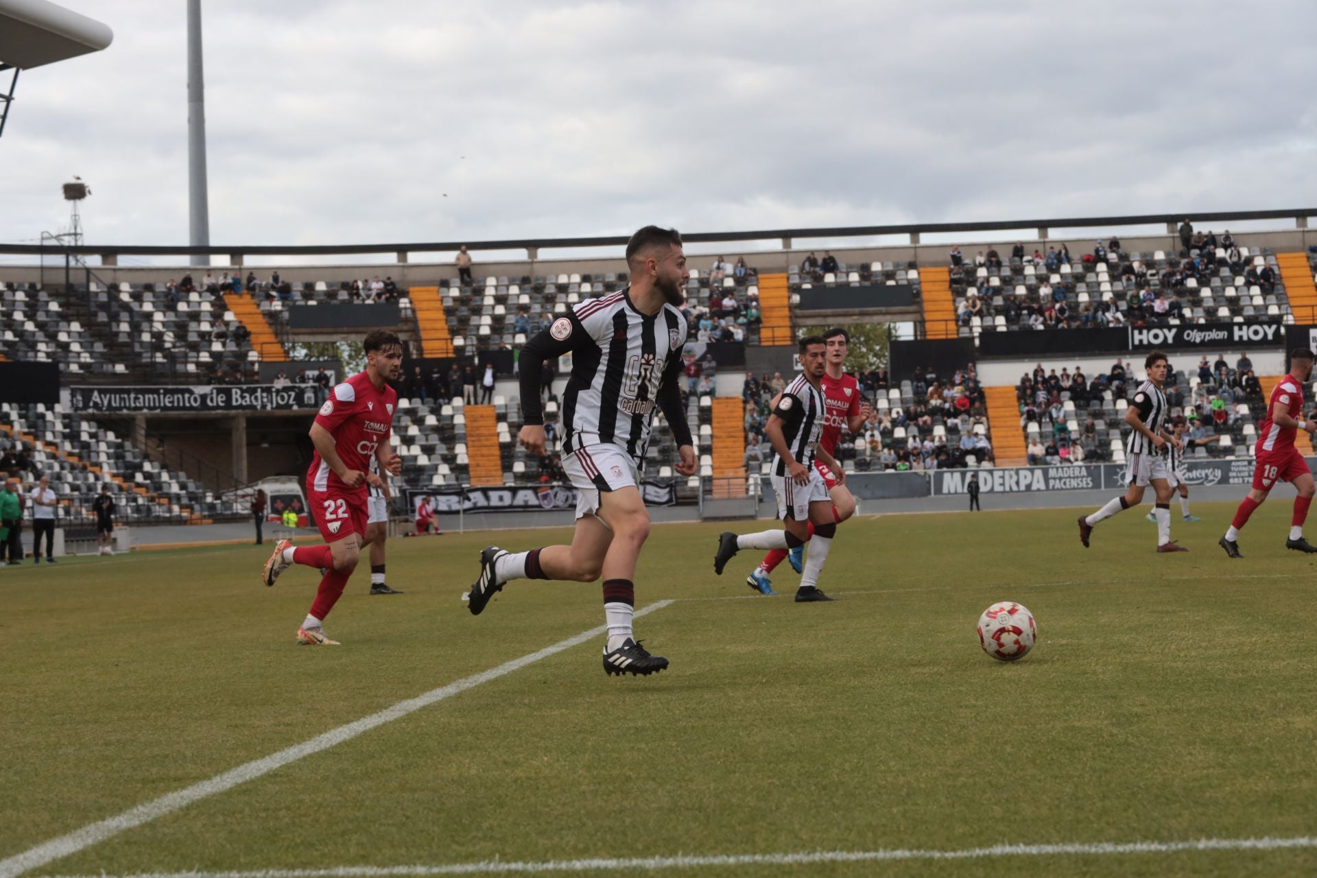 El partido entre el Badajoz y el Santa Amalia, en imágenes