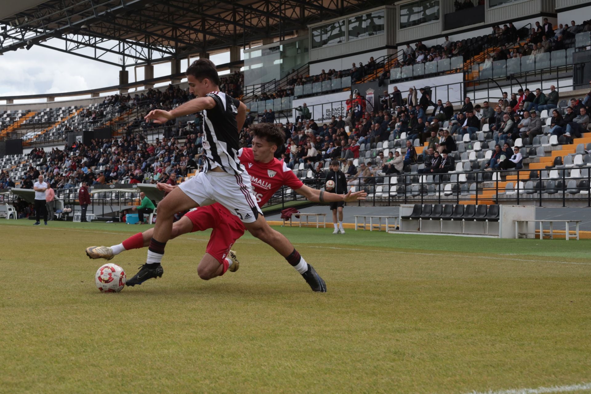 El partido entre el Badajoz y el Santa Amalia, en imágenes