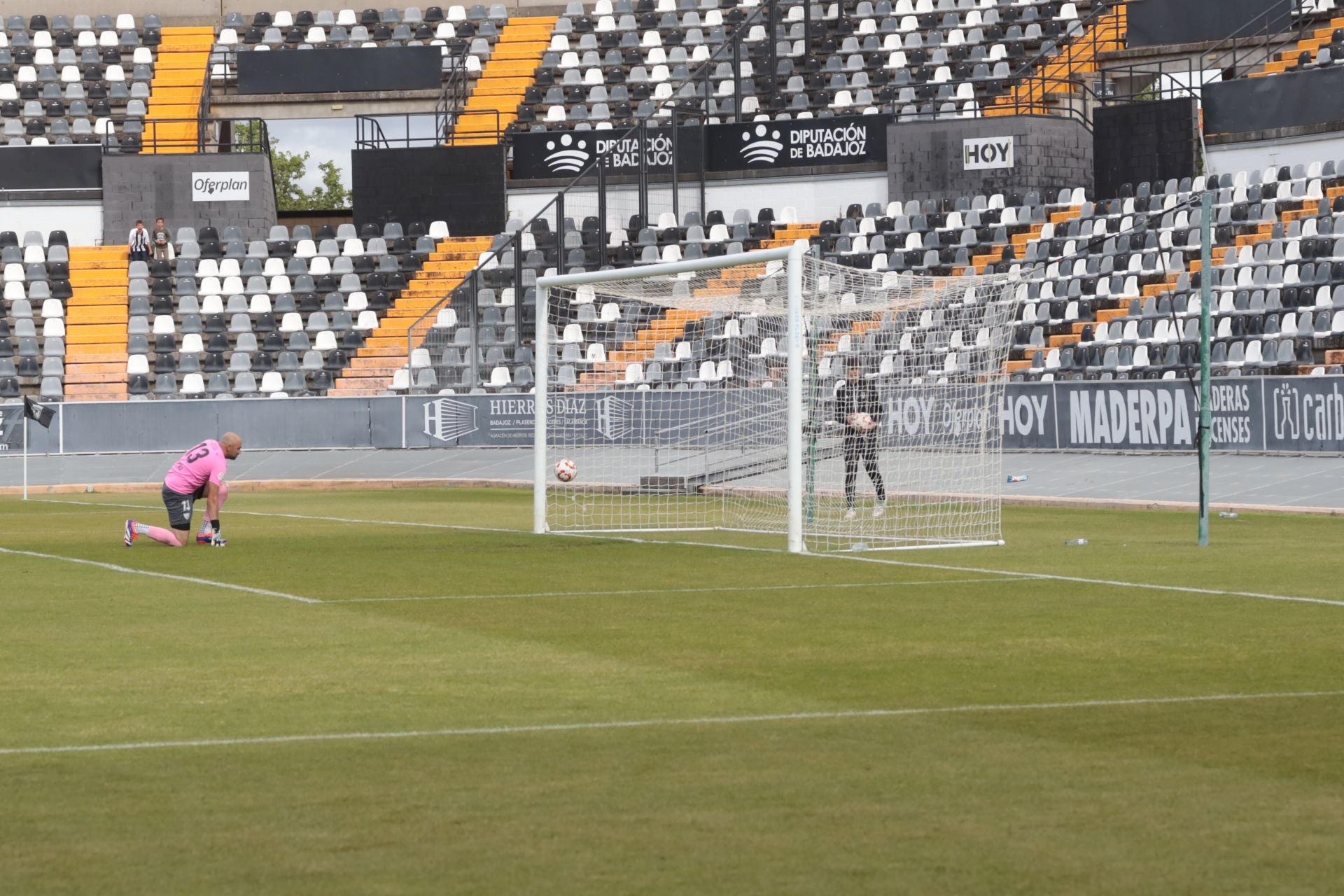 El partido entre el Badajoz y el Santa Amalia, en imágenes