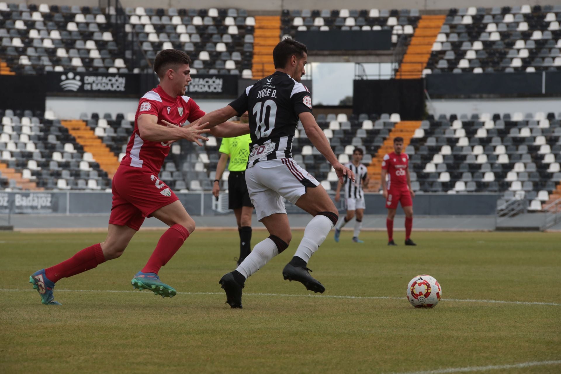 El partido entre el Badajoz y el Santa Amalia, en imágenes