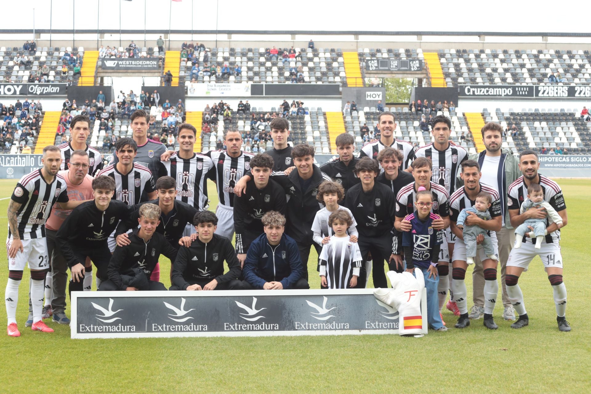 El partido entre el Badajoz y el Santa Amalia, en imágenes