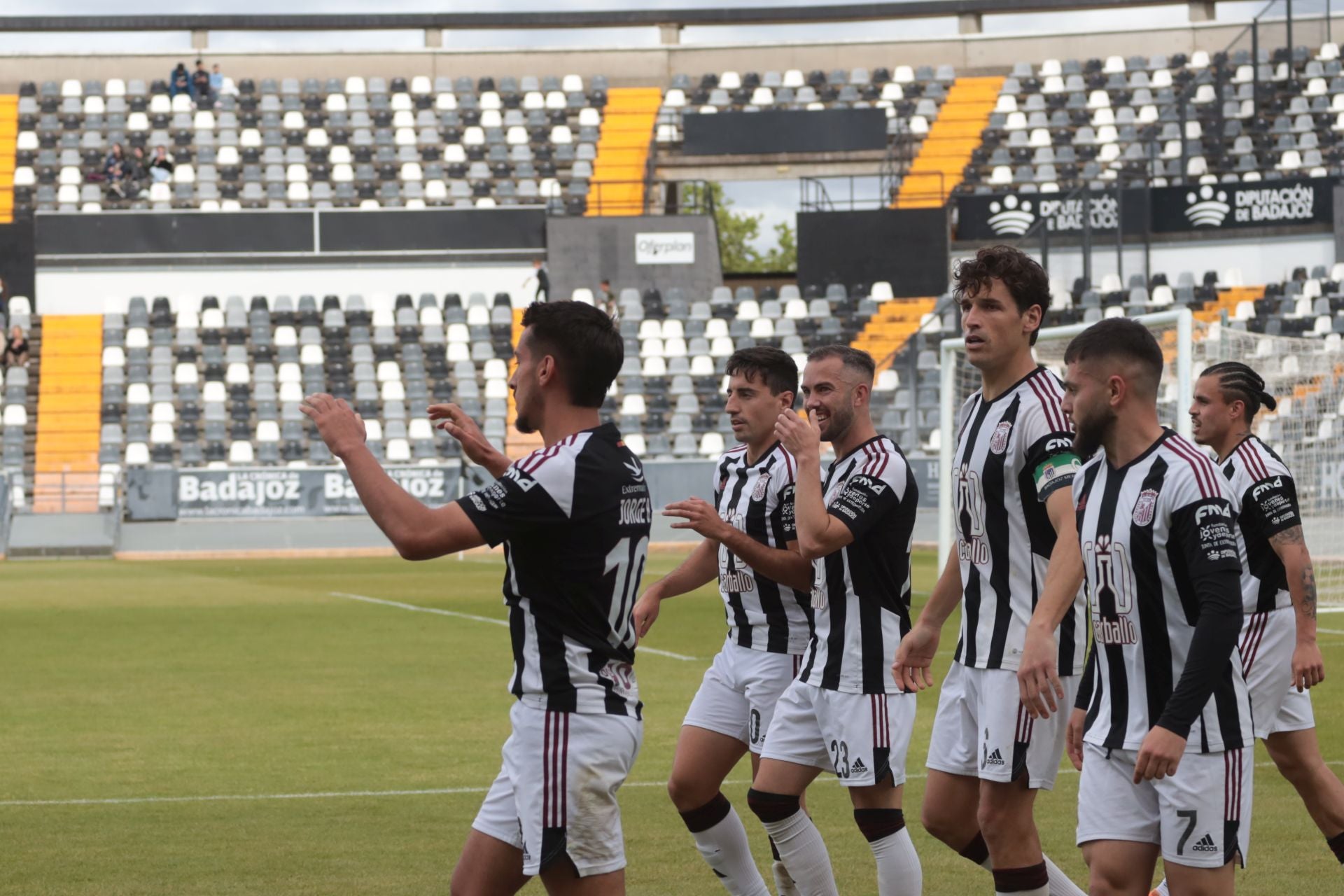 El partido entre el Badajoz y el Santa Amalia, en imágenes
