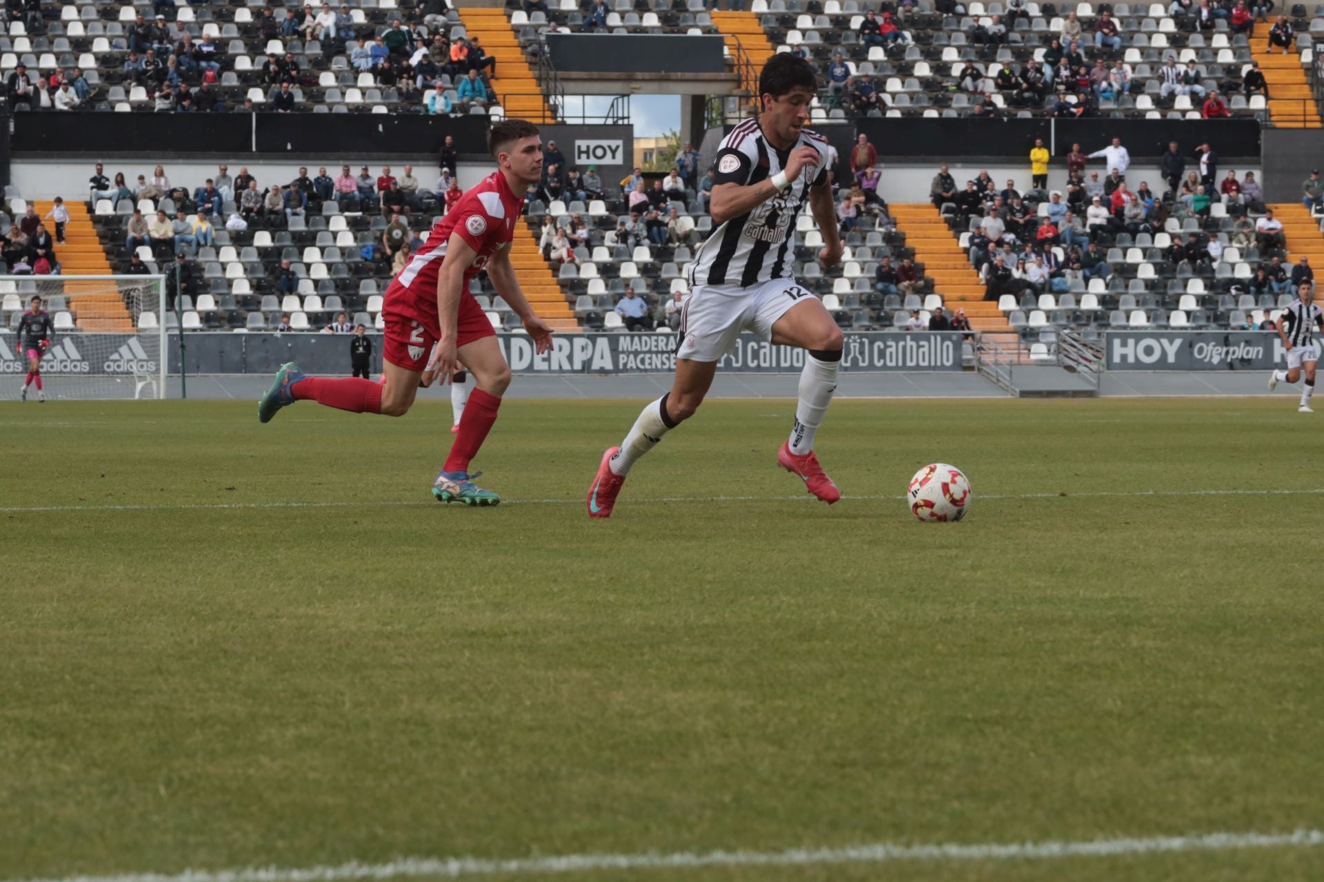 El partido entre el Badajoz y el Santa Amalia, en imágenes