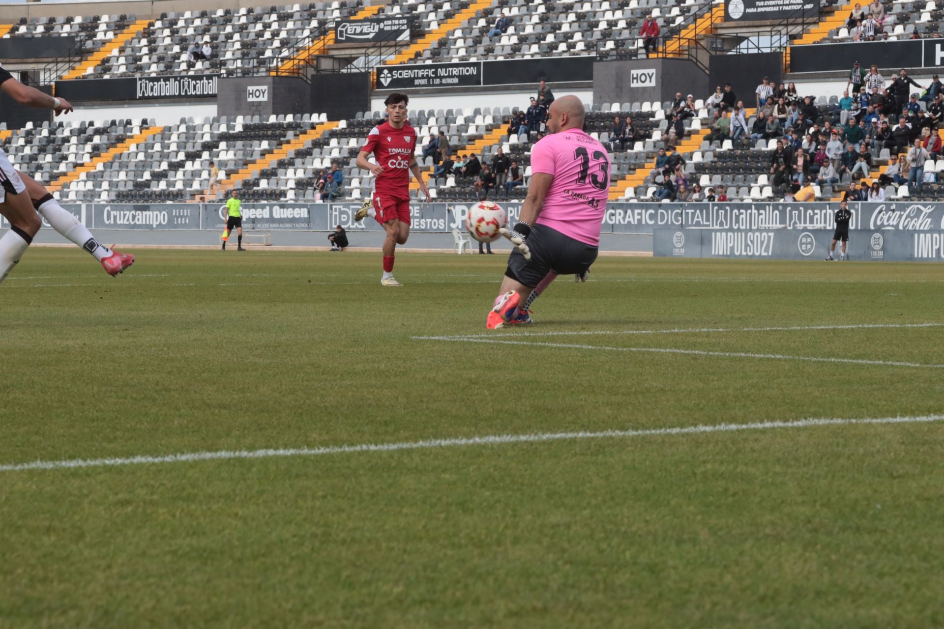 El partido entre el Badajoz y el Santa Amalia, en imágenes