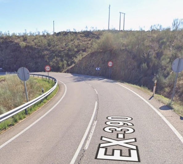 Dos heridos tras una salida de vía en la EX-390 a la altura de Santiago del Campo