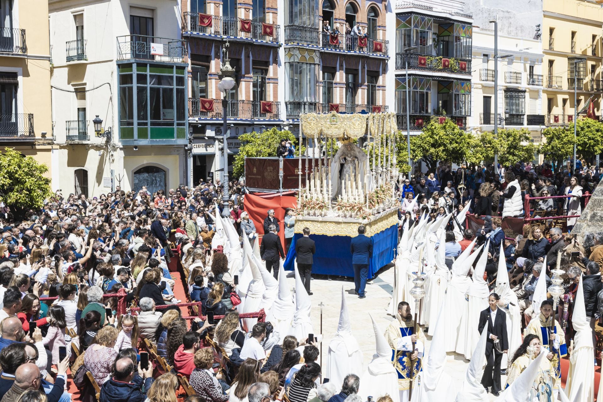 Fotos | Así ha sido la procesión de la Hermandad del Resucitado
