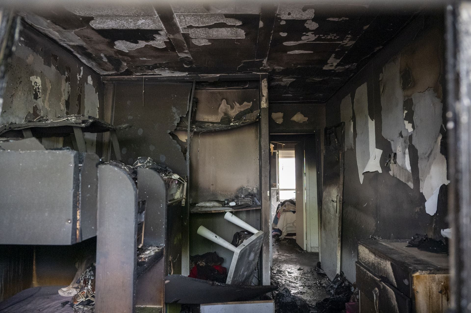 Bajo incendiado este lunes en Badajoz.