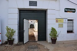 Entrada del cuartel de la Guardia Civil de Granja de Torrehermosa.