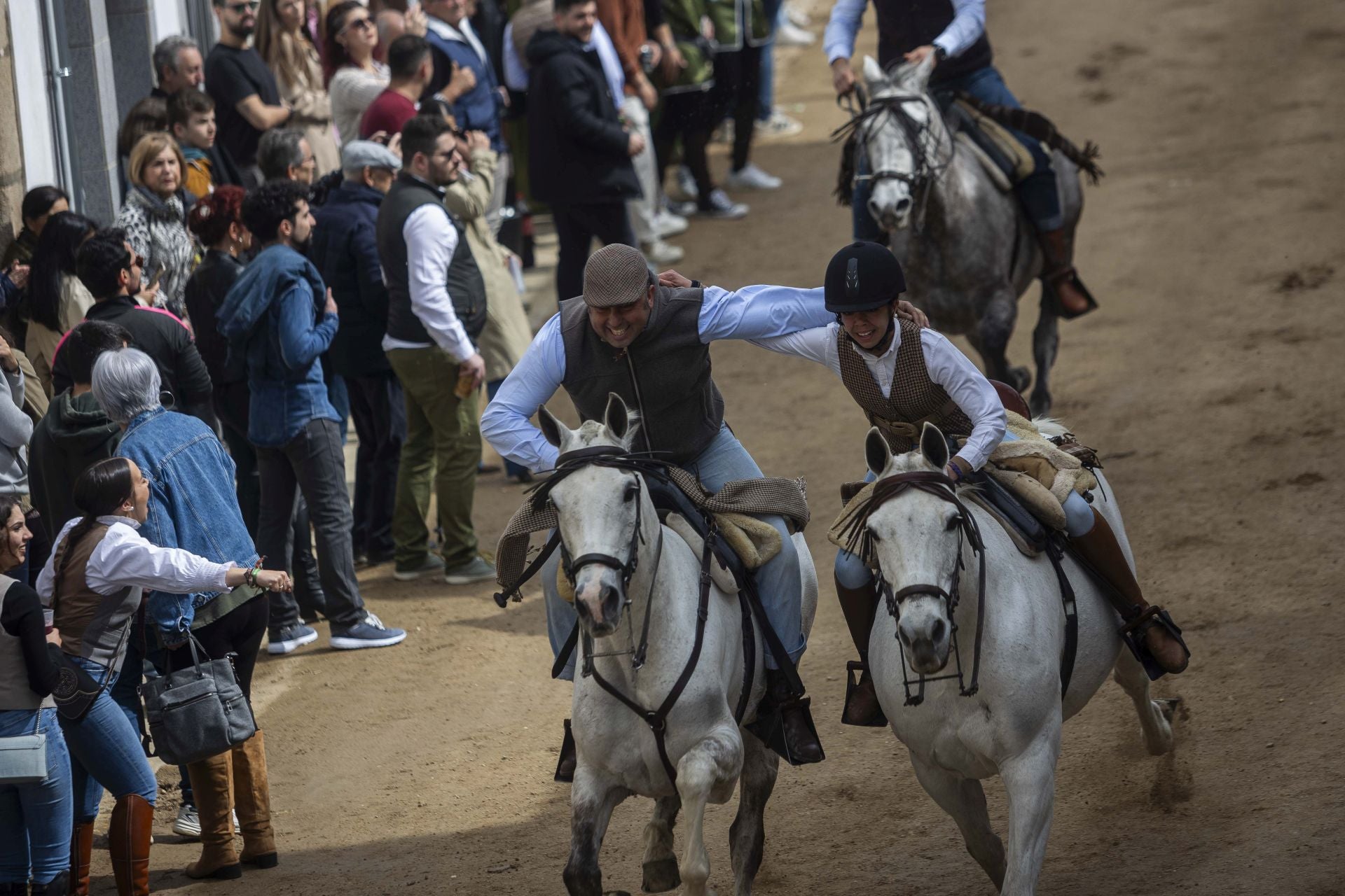 Así han cruzado los jinetes por La Corredera de Arroyo de la Luz