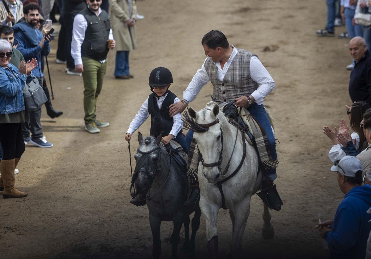 José Luis Sánchez, de siete años, ha cruzado por La Corredera de Arroyo de la Luz subido a lomos de su poni Furik.