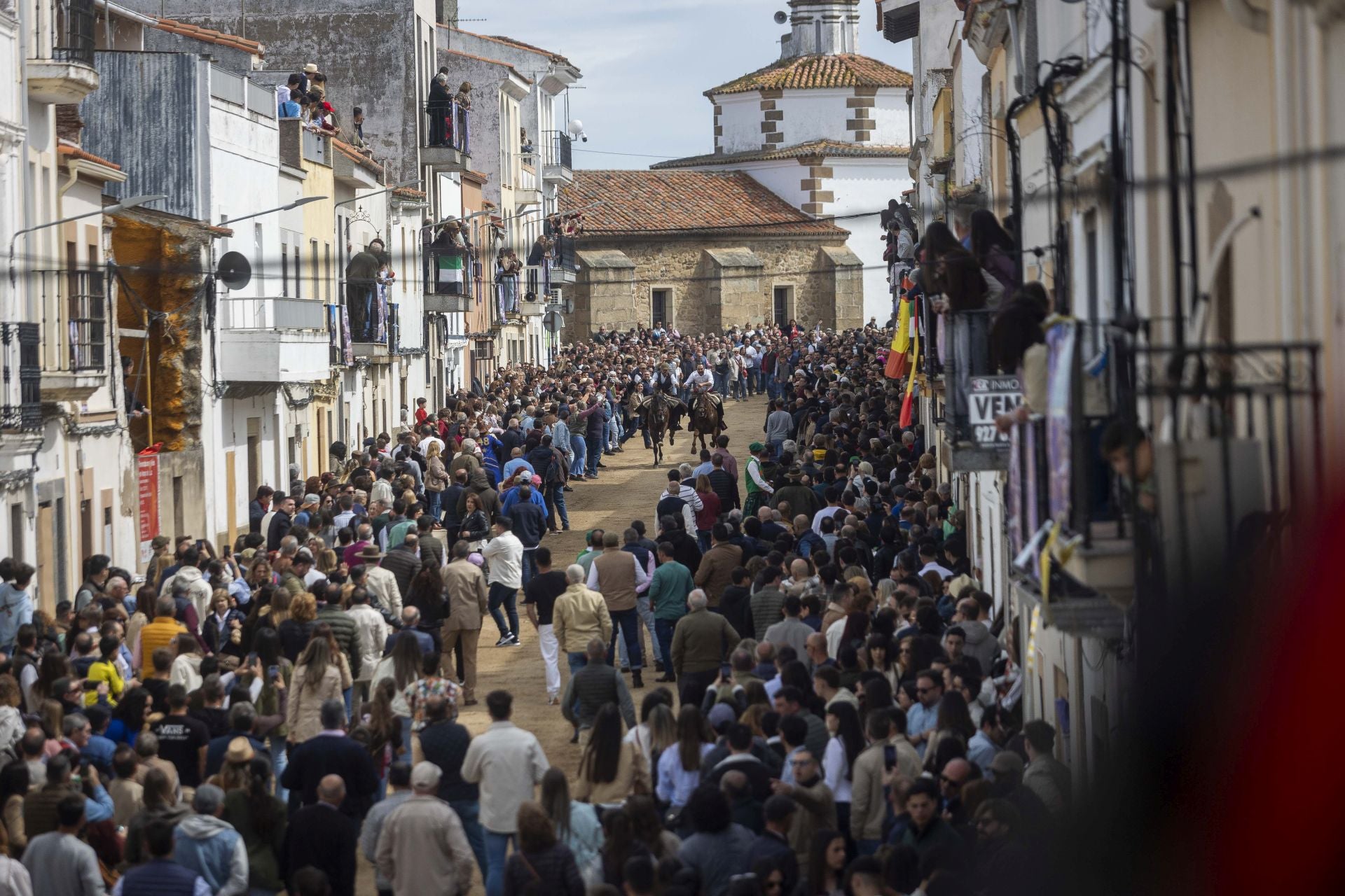 Así han cruzado los jinetes por La Corredera de Arroyo de la Luz