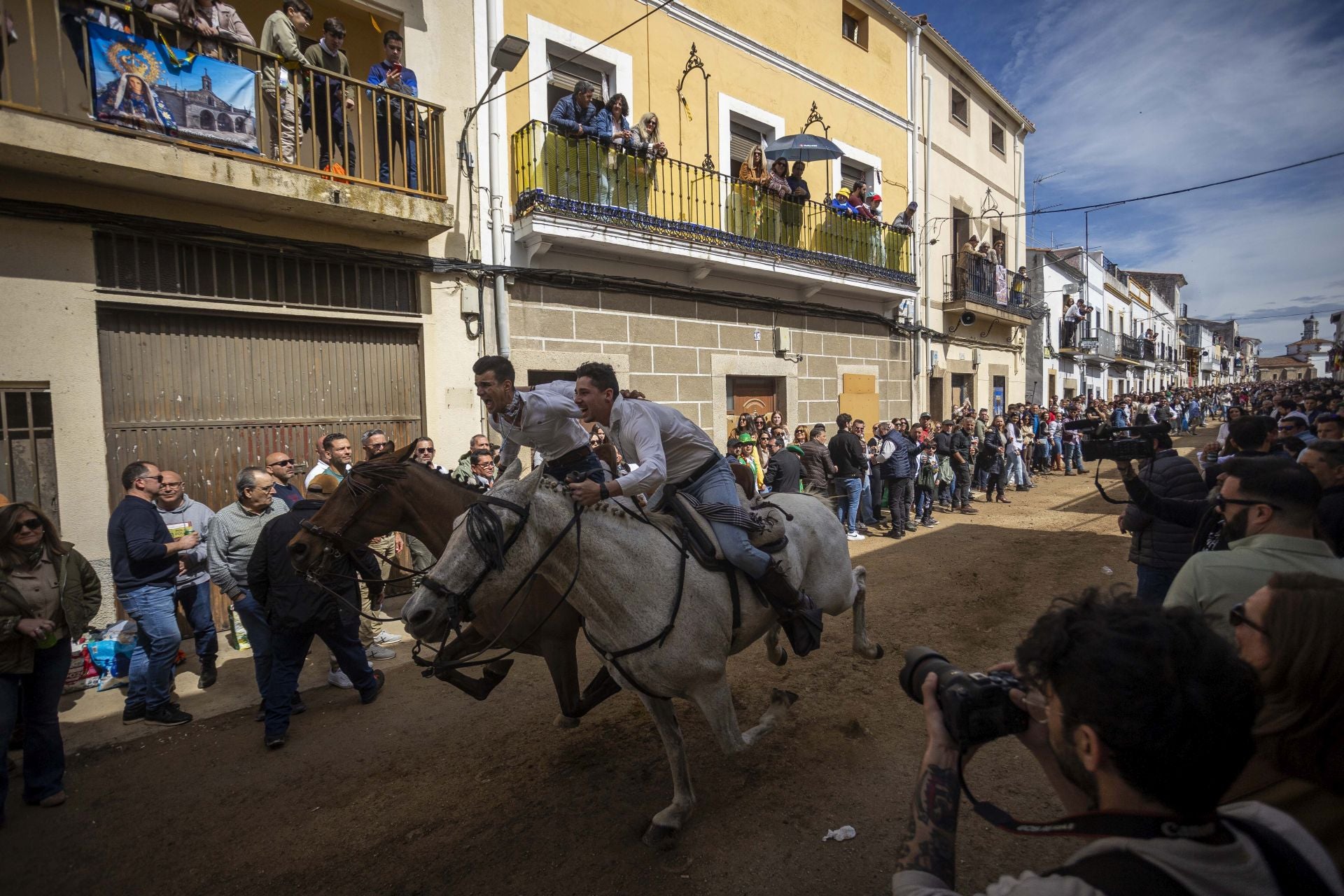 Así han cruzado los jinetes por La Corredera de Arroyo de la Luz