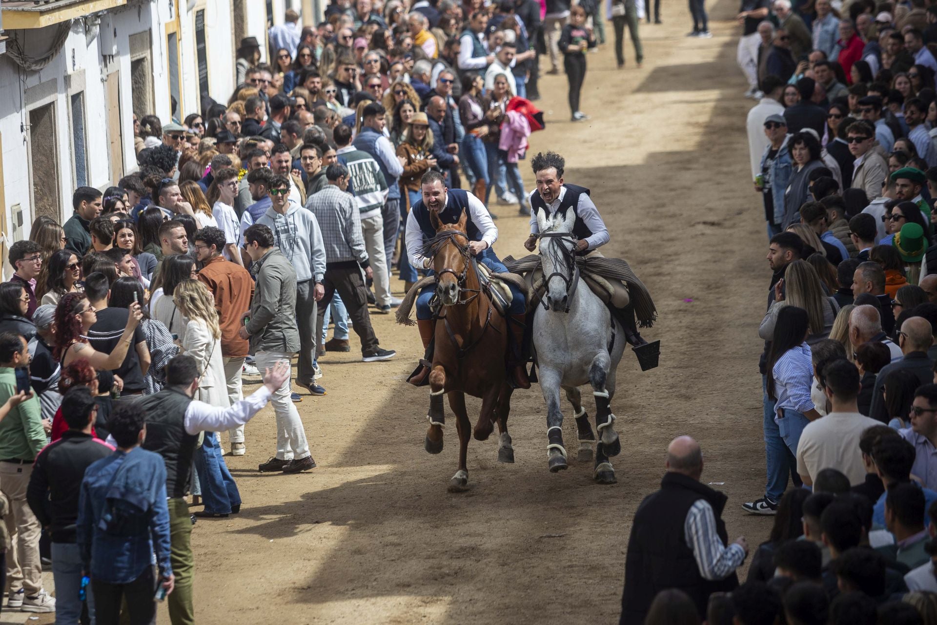 Así han cruzado los jinetes por La Corredera de Arroyo de la Luz