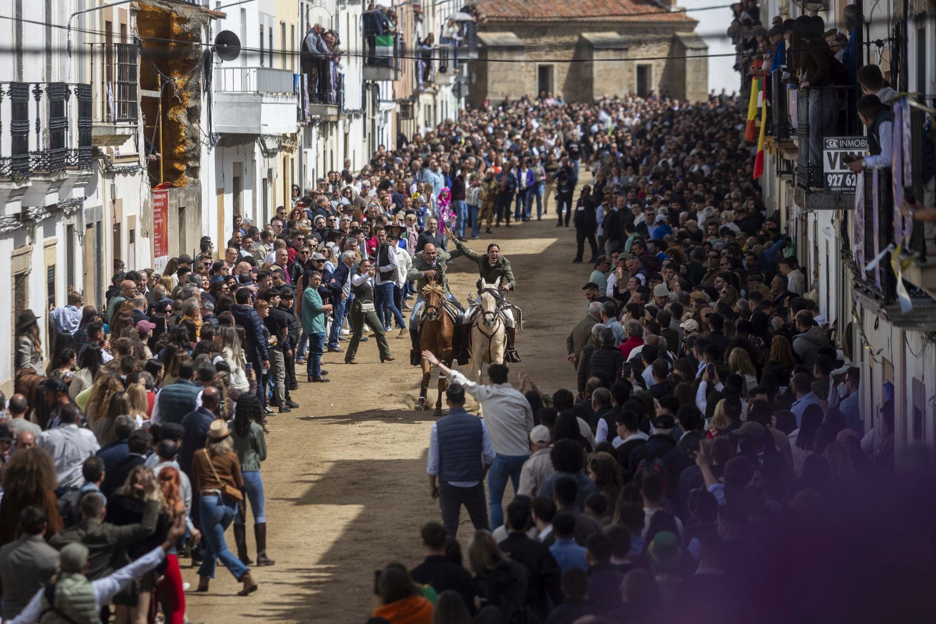 Así han cruzado los jinetes por La Corredera de Arroyo de la Luz