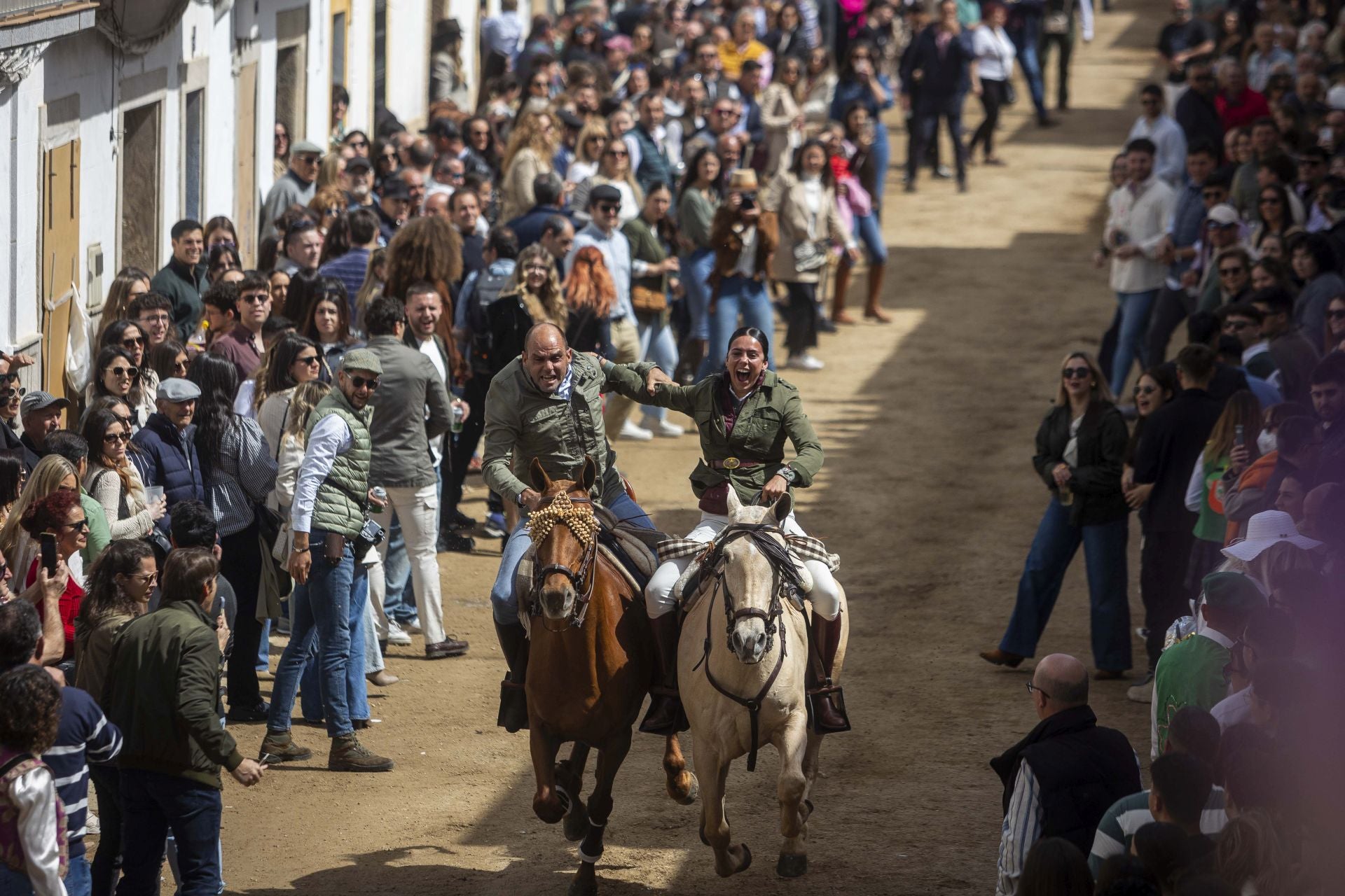 Así han cruzado los jinetes por La Corredera de Arroyo de la Luz