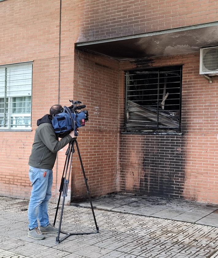 Imagen secundaria 2 - El bajo del edificio tras el incendio.