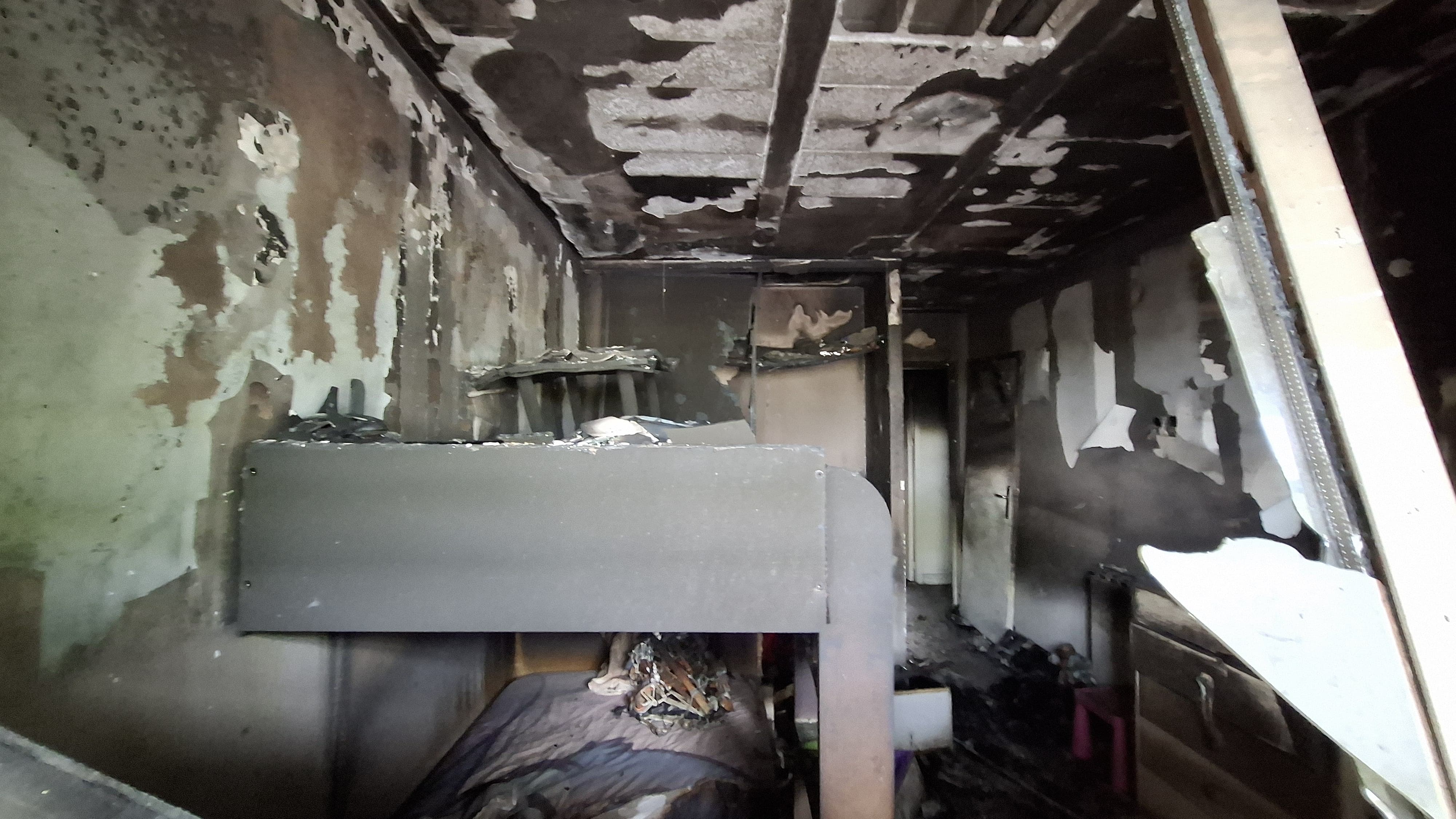 Imagen principal - El bajo del edificio tras el incendio.