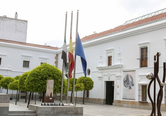 Extremadura se suma a los tres días de luto oficial y las banderas ondean a media asta