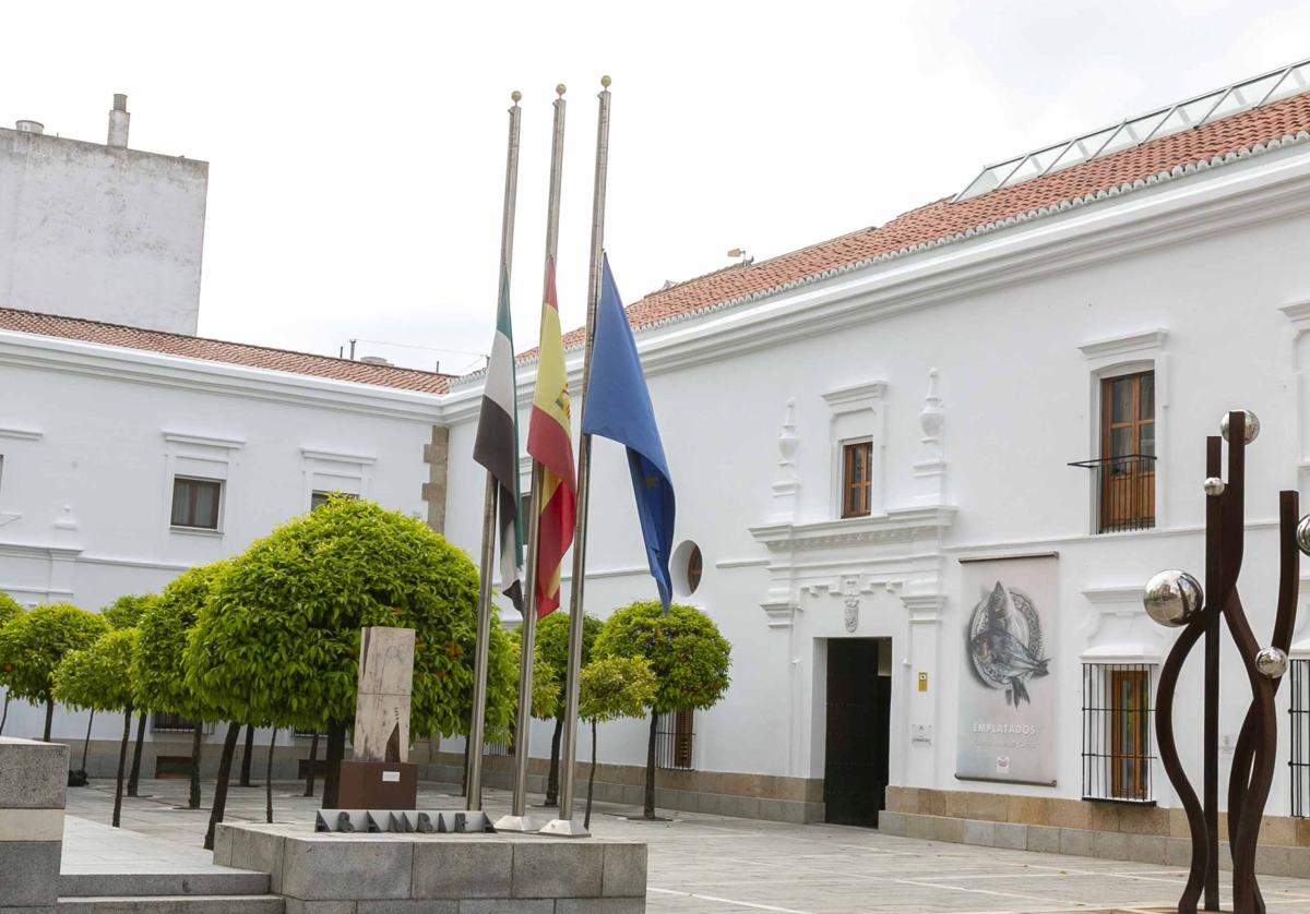 Extremadura se suma a los tres días de luto oficial y las banderas ondean a media asta