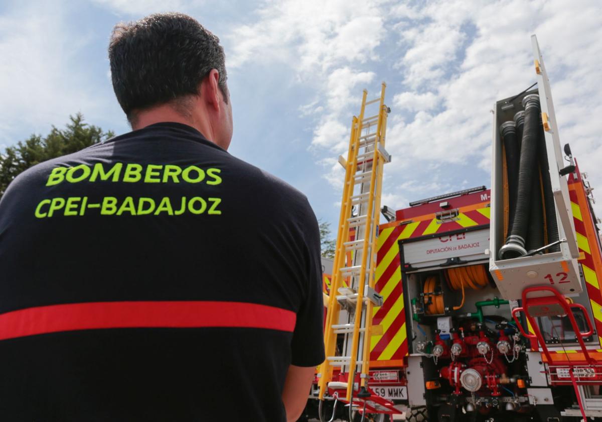 Rescatan a una persona atrapada en el incendio de una vivienda en Don Benito con cinco afectados leves