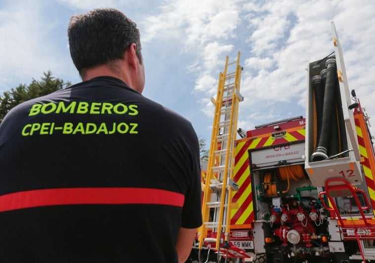 Rescatan a una persona atrapada en el incendio de una vivienda en Don Benito con cinco afectados leves