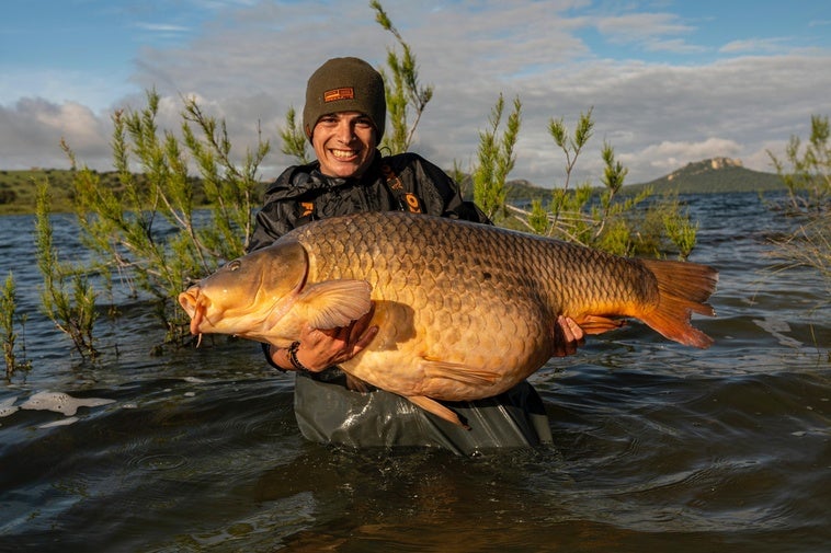 Raúl Aunión pesca una carpa de 37 kilos en el embalse de Orellana