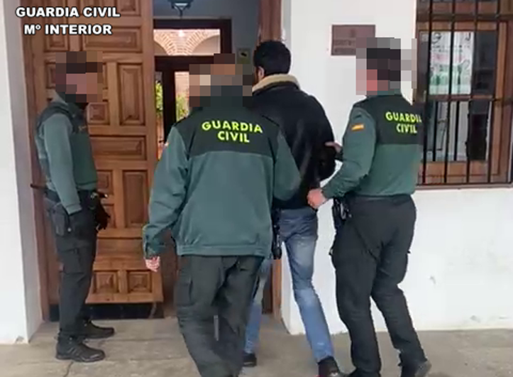 Uno de los implicados en la trifulca de Azuaga hirió a guardias civiles hace un año en un desalojo