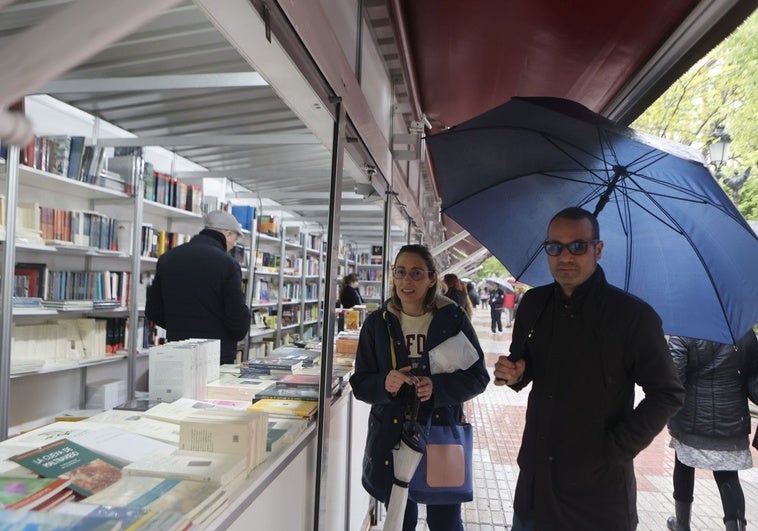 El Paseo de Cánovas de Cáceres se transforma en el hogar del libro hasta el 30 de abril