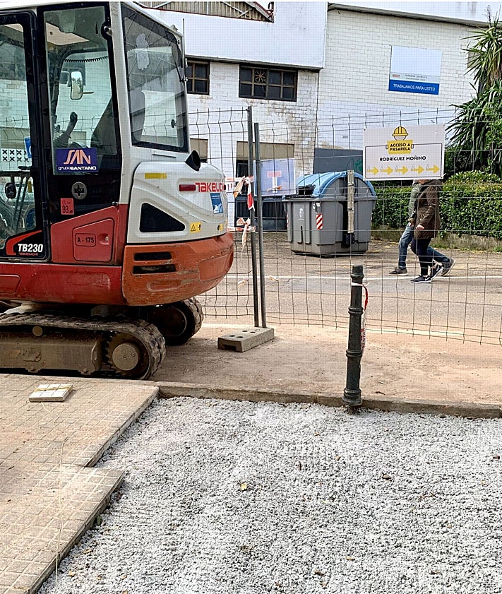 Imagen secundaria 2 - Arreglo de aceras frente al Serrano Macayo, obras en un edificio de la calle Lima que invaden un carril y zona acordonada junto a Hernán Cortés por la obra del parking. 