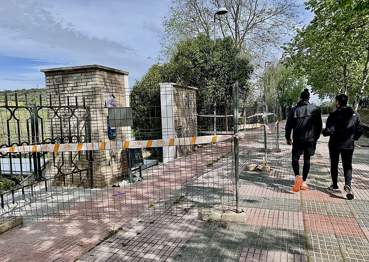 Imagen secundaria 1 - Arreglo de aceras frente al Serrano Macayo, obras en un edificio de la calle Lima que invaden un carril y zona acordonada junto a Hernán Cortés por la obra del parking. 
