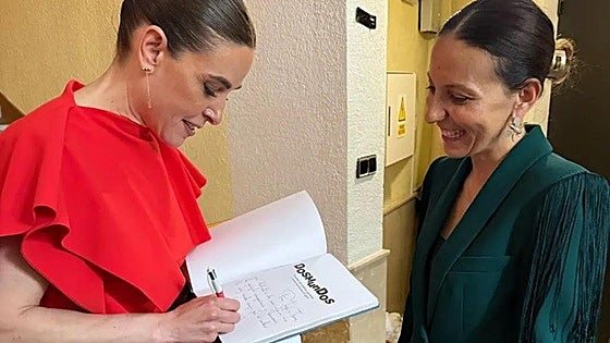 Así fue el encuentro entre Yolanda, la diseñadora que se inspira en el folclore extremeño, y su paisana Raquel Sánchez Silva