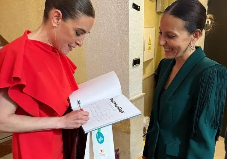 Así fue el encuentro entre Yolanda, la diseñadora que se inspira en el folclore extremeño, y su paisana Raquel Sánchez Silva