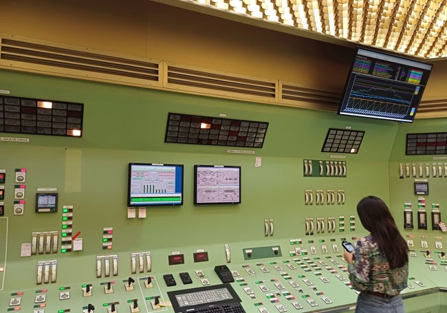 Sala de control de una de las unidades de la planta extremeña.
