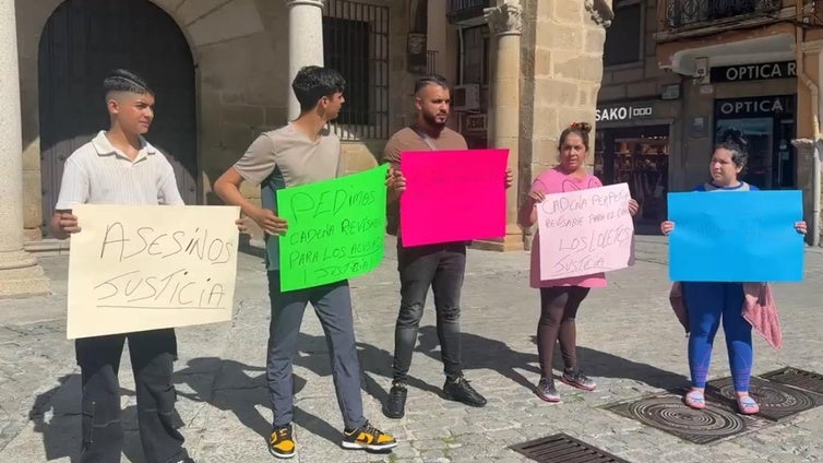 Iván Montaño, el padre de Camelia, durante la protesta en Plasencia.