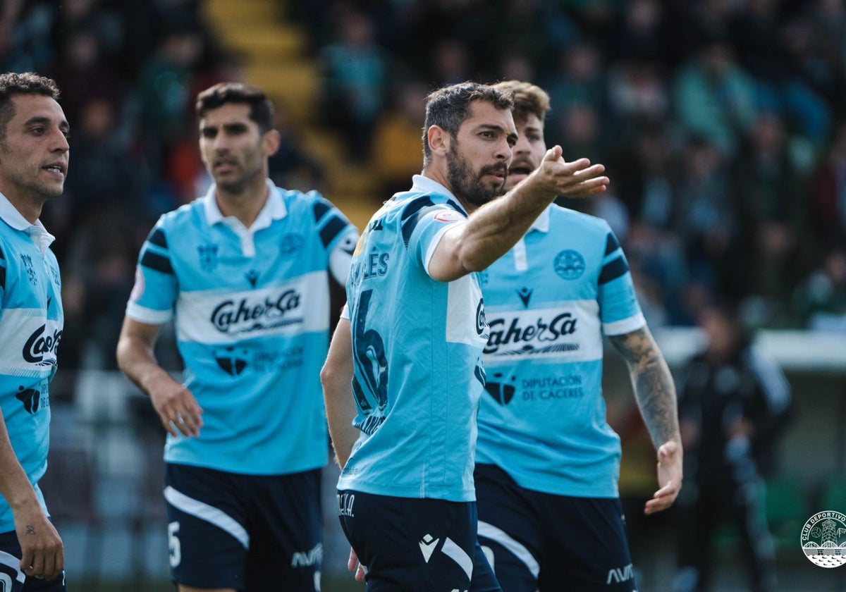 Chavalés habla con sus compañeros durante el derbi del pasado domingo ante el Cacereño.