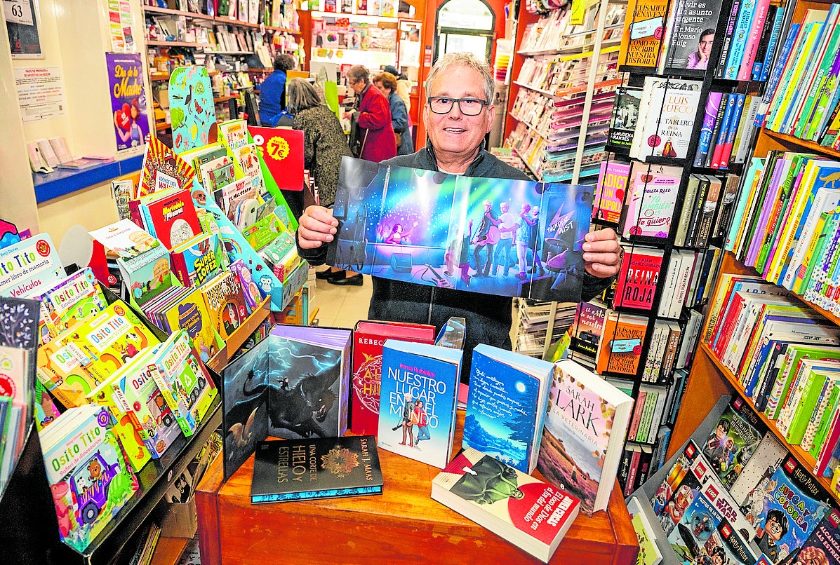 Manuel Martínez, de la librería Martínez, muestra libros juveniles de edición coleccionista.