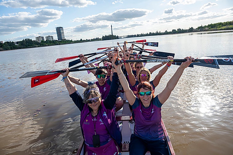 Toni Izquierdo, la primera a la derecha, junto a sus compañeras en el barco dragón.