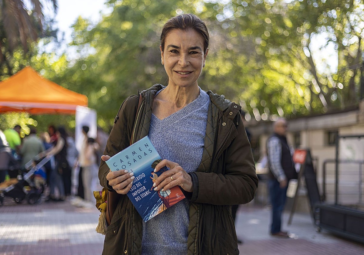 Carmen Posadas, este martes por la tarde en el Paseo de Cánovas de Cáceres.