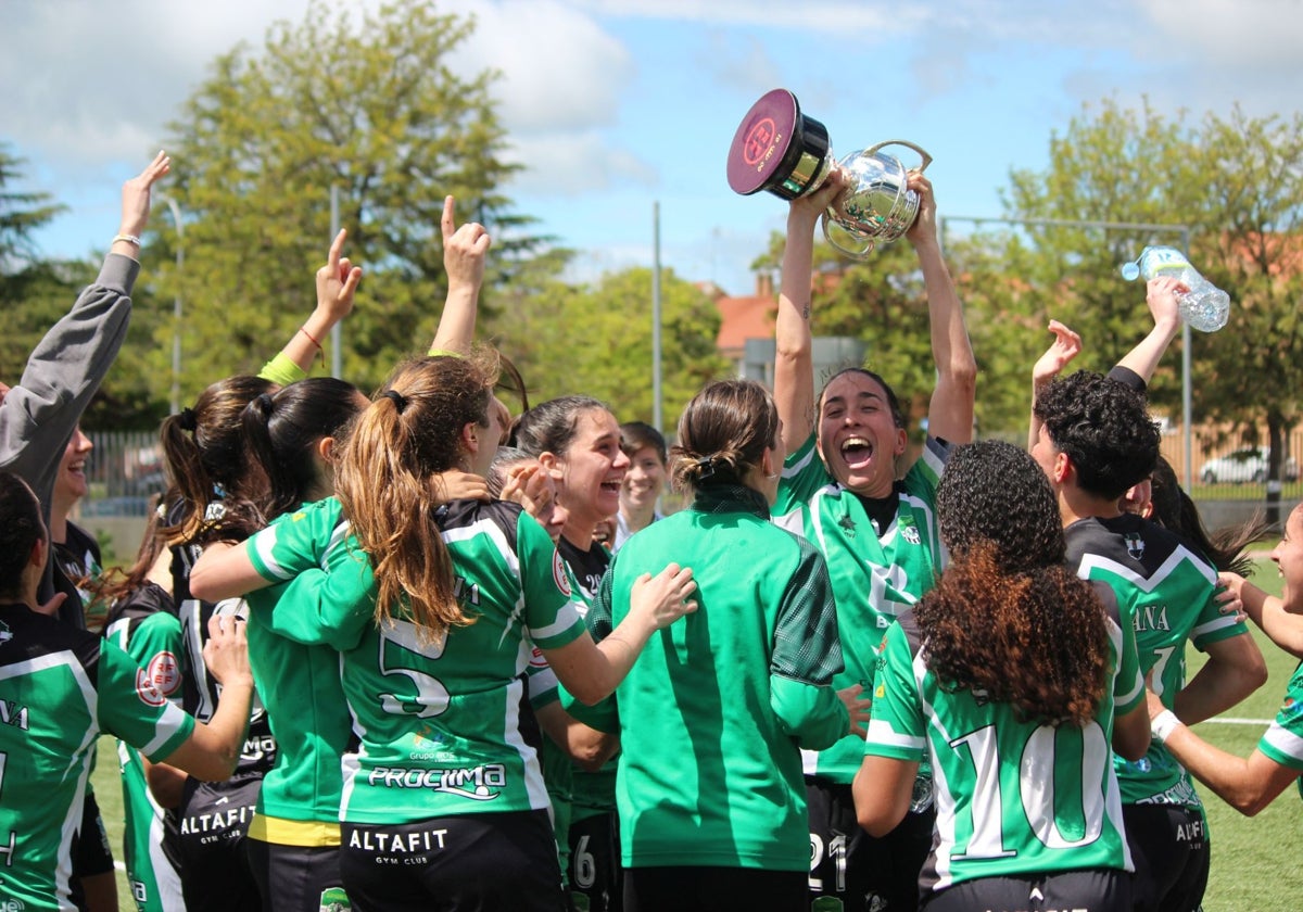 Las jugadoras del Sport Extremadura celebran el título de liga.