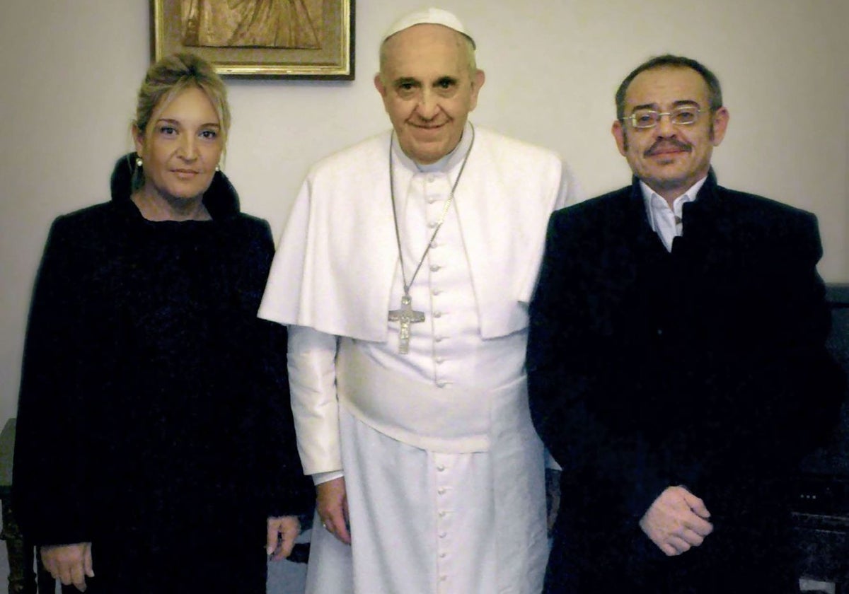 El Papa Francisco, con Diego Neria a su izquierda y la pareja de este, Macarena, en enero de 2015.