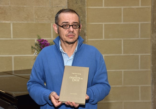 El placentino, con un ejemplar de 'El despiste de Dios', el libro en el que habla de su encuentro con el Papa.