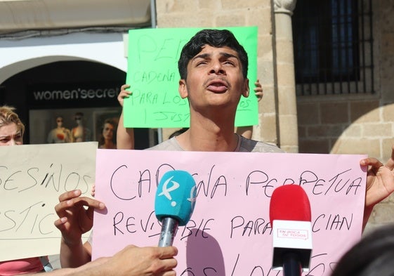 El padre de Camelia, Iván Montaño, durante la protesta en Plasencia.
