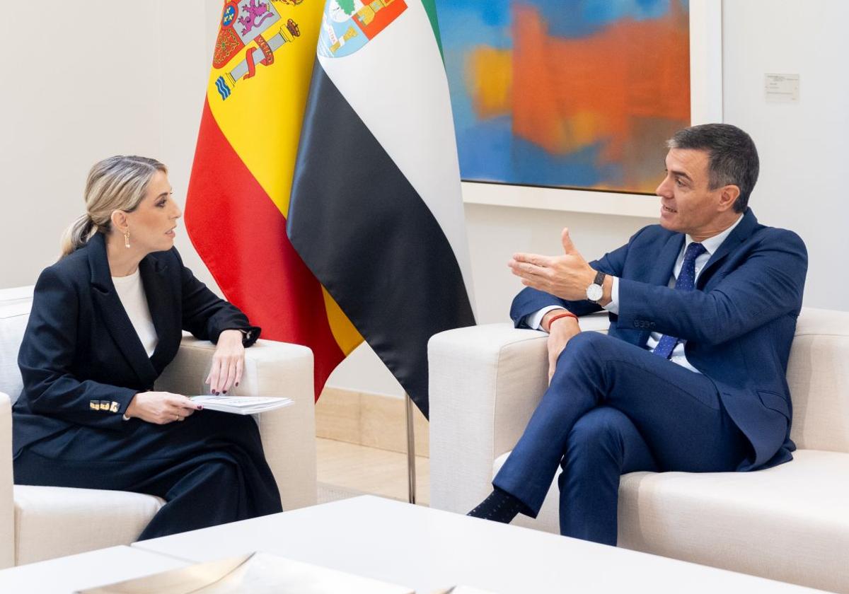 La presidenta de la Junta de Extremadura, María Guardiola, en un encuentro con el presidente del Gobierno, Pedro Sánchez.